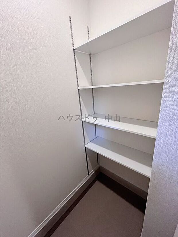 【＼すっきり片付く玄関収納／】たっぷり収納できるシューズクローク付きで、家族分の靴もきれいに整理。玄関まわりをいつでも整った印象に保てます。