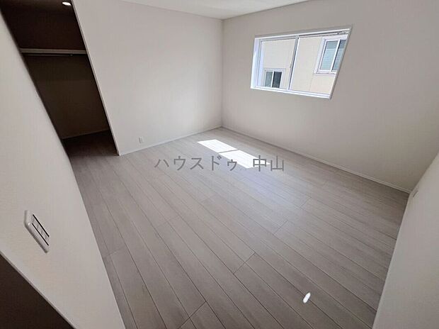 【＼心安らぐ主寝室／】ゆとりある広さで、ベッドや家具の配置も自在。落ち着いた空間設計が、一日の疲れをやさしく癒し、上質な眠りへと導きます。
