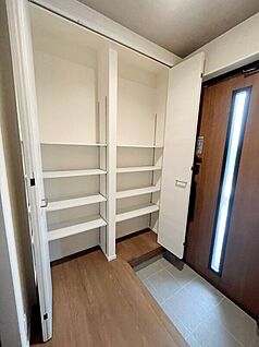 ＼すっきり片付く玄関収納／