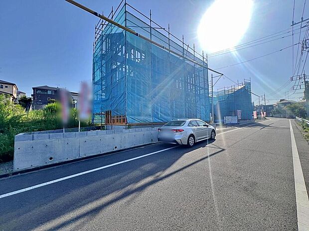 【前面道路含む現地写真】（１号棟前）
落ち着いた住環境で心安らぐ低層住宅地。周辺に高い建物が無く、空が広く大きく感じられます。