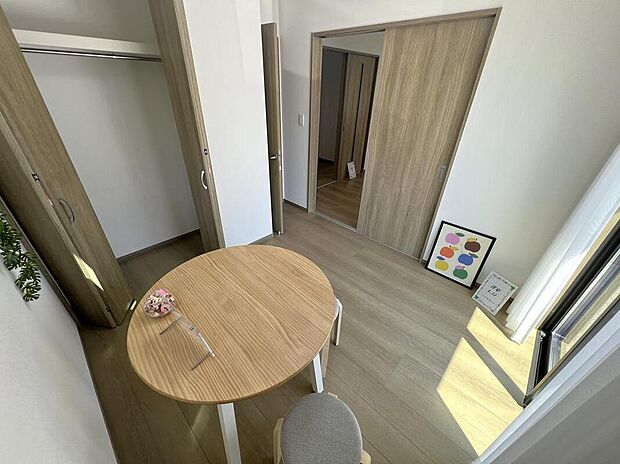 全居室に収納を完備しておりますので、いつでもお部屋をすっきりとお使い頂けそうです。自分好みのインテリアやレイアウトを考えるのも楽しみです。
