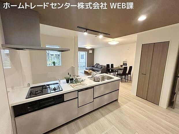 ◆対面式キッチンは、家族のコミュニケーションを育み、子育て家族にも好適なプラン！リビングで寛ぐご家族をいつも感じられます♪