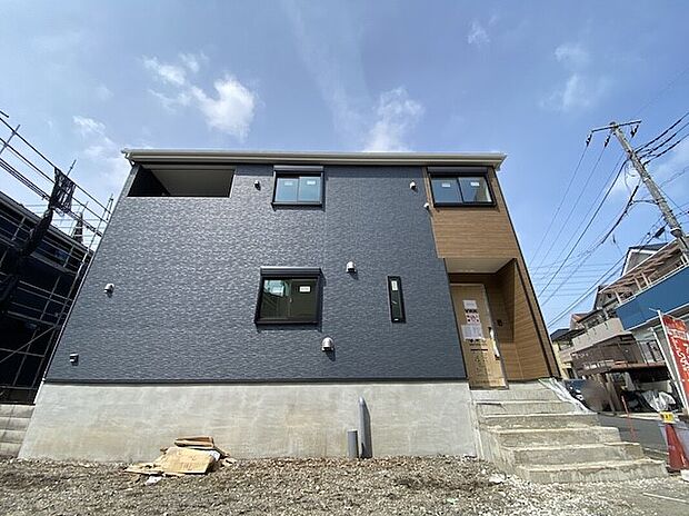 住人以外の車の進入も少なく、小さなお子様を持つご家庭にも安心。カースペースを広く確保したので、愛車のお手入れもしやすくなっております。資料送付・ご見学即対応！お気軽にお問い合わせください♪