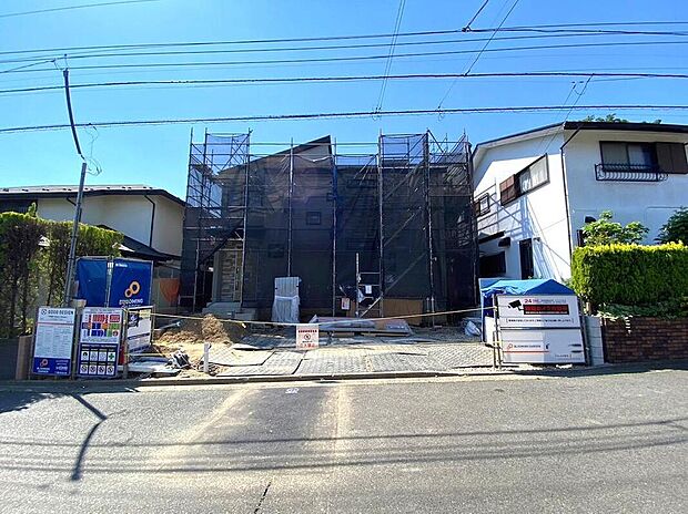 【現地外観写真】
周辺は静かで落ち着いた住宅街。車通りも少ないため、小さなお子様との暮らしにも安心です♪