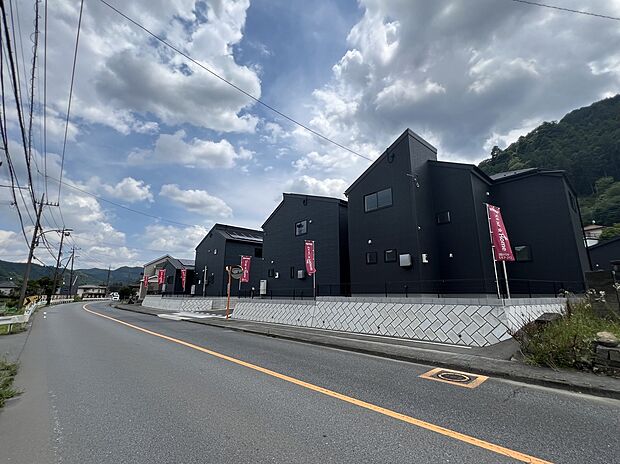 【前面道路含む現地写真】
安心を一番に考えて設計と建設の両住宅性能評価書を取得。今から見たい！大歓迎です。お気軽にホームトレードセンターまでお問い合わせください♪