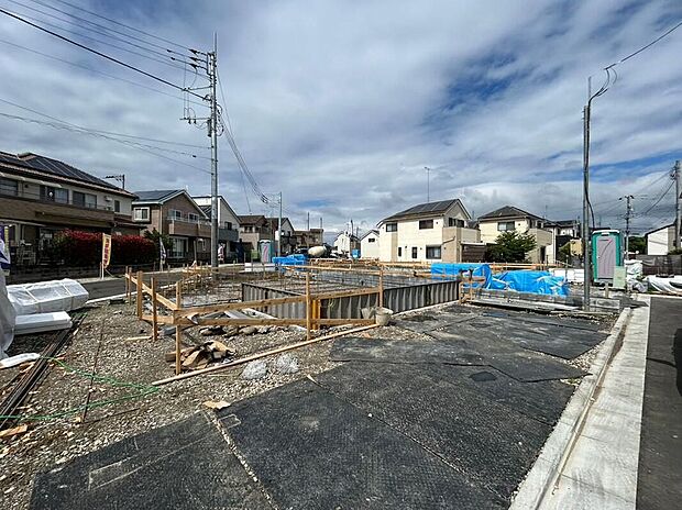 大型の開発分譲地内です。新設道路など、快適に暮らせる環境に加え、ゆとりの広さを備えた分譲地となっております。