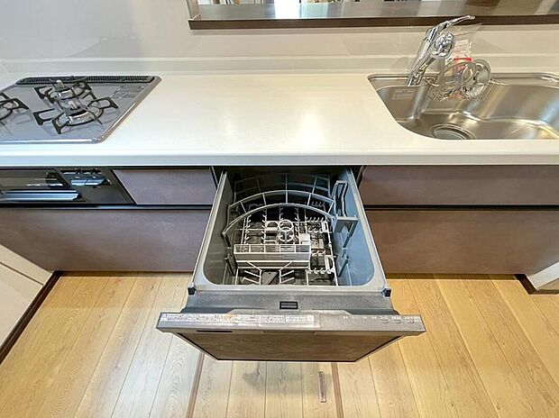 忙しい奥様の味方、後片付けもラクラクなビルトイン食洗機付き。洗い終わった食器の水切りや乾燥としても便利です。