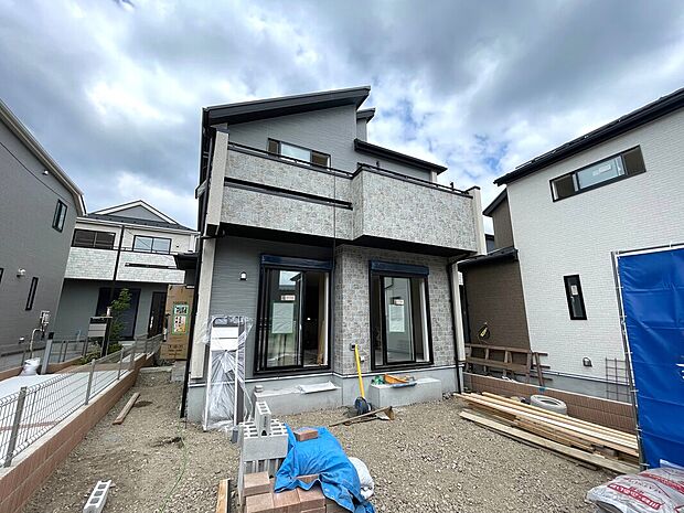 4号棟 休日にご家族揃ってご見学はいかがでしょうか♪実際の現地を見てみると図面などではわからない、新たな発見もありますのでまずはお気軽にお問い合わせください♪