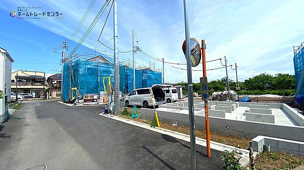 【前面道路含む現地写真】小・中学校が徒歩圏内!日々のお子様の通学も安心!近隣には、お買い物施設も充実!子育て家庭に便利な立地です。