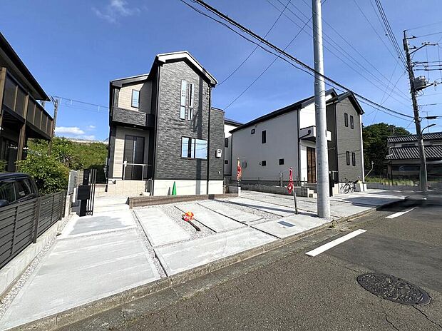 【前面道路含む現地写真】この街とこの家で暮らしたくなる魅力が満載。利便性と自然、周辺環境の心地よさは写真や文章では伝えきれません。日々の動線や採光、周辺施設との距離感まで、ぜひ現地でご体感ください。