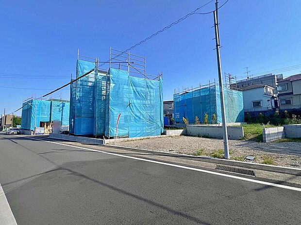 【前面道路含む現地写真】隣家との距離も、前面道路の幅員も充分にございますので、プライベートにも配慮されたお住まいとなっております。ゆとりの広さは魅力的です。