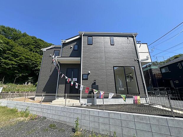 【現地外観写真】【1号棟】JR中央線「高尾」駅からバス15分「元八2丁目」バス停より徒歩5分。通勤通学にも便利な閑静な住宅街です。家族みんなが笑顔になれる住まいを是非現地で体感してみてください。