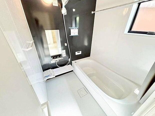【浴室】【２号棟】浴室換気乾燥機付きで、忙しいご家族のお洗濯をサポート。