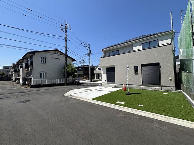 【庭】並列でゆったりと駐車できる、開放的なカースペースを完備。前面道路からの見通しも良く、毎日のマイカーでの通勤や送り迎え、お買い物帰りの荷物の運び出しもスムーズで快適です。