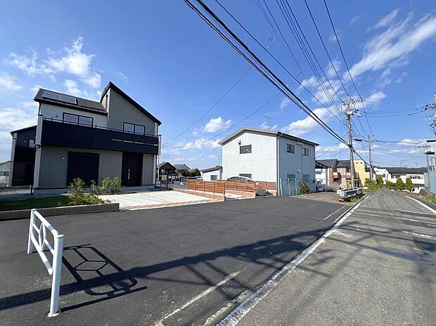 【駐車場】アクセントカラーがおしゃれな外観デザイン。駐車2台可能なゆとりのスペースは、お友達を招く日も安心です。