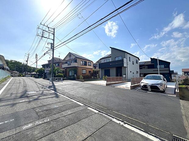 【その他現地】現地は穏やかな街並みに包まれた落ち着きある住環境。陽当たりや風通しの心地よさなど、実際に足を運ぶことで感じられる魅力が広がっています。
