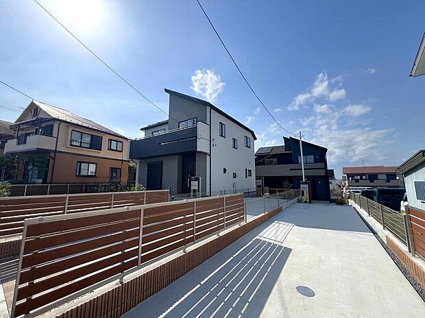 【現地外観写真】デザイン性と住みやすさの両方にこだわった住まい。街並みに調和しながらも存在感を放つ外観が、帰るたびに誇らしさを感じさせてくれます。
