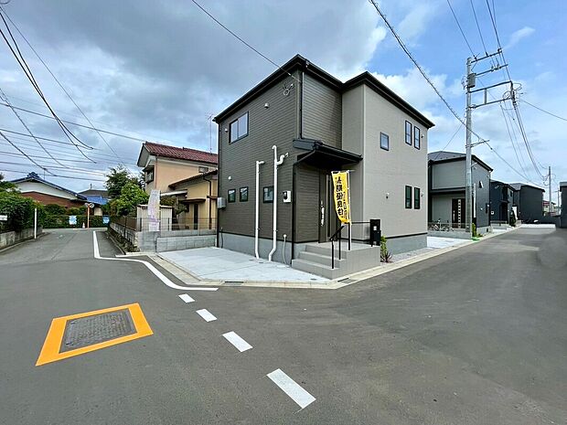 【現地外観写真】1号棟飯田グループホールディングス唯一の販売専門会社のホームトレードセンターの社員が直接、当物件をご案内いたします。見学希望、資料請求等、お気軽にお問い合わせくださいませ♪