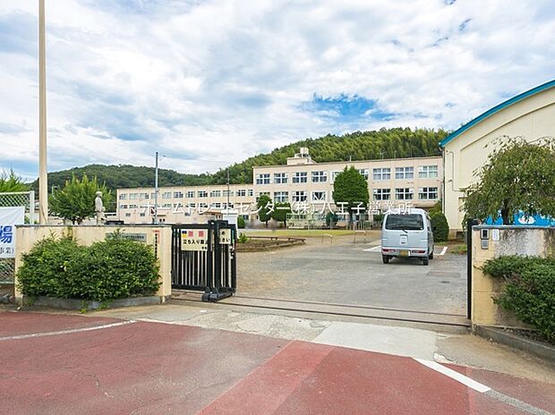 八王子市立加住中学校(約250m)
