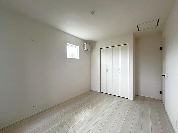 【リビング以外の居室】３号棟☆収納も完備しているので、お部屋は美しい空間を保てますね！