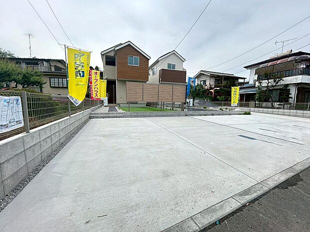 【駐車場】カースペース２台分ございます！家族分の自転車の駐輪スペースとしても勿論、来客用の駐車スペースとしてもお使いいただけます。