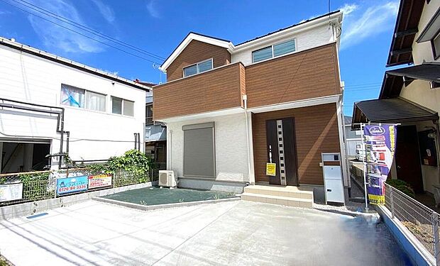 【駐車場】カースペース２台分ございます！家族分の自転車の駐輪スペースとしても勿論、来客用の駐車スペースとしてもお使いいただけます。