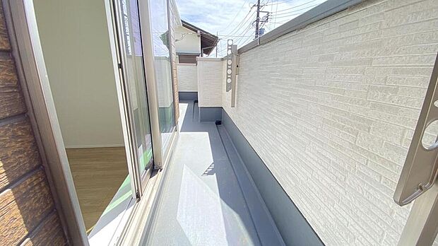 【バルコニー】心地よい陽射しや暖かな風を楽しむことが出来ます。晴れた日にはたっぷりの洗濯物や布団を干せます！