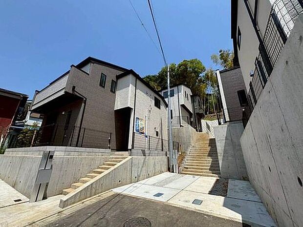 【前面道路含む現地写真】【4号棟】高台ならではの開放感を感じられる住環境。陽当たりや風通しにも恵まれ、快適な毎日をお過ごしいただけます。