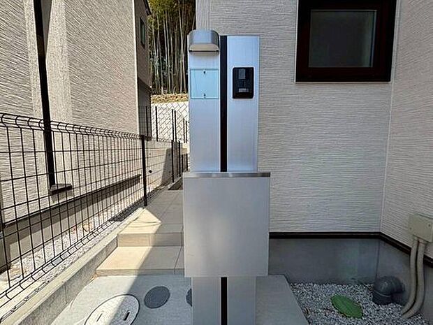 【玄関】【7号棟】TVモニター付きインターホンを搭載した玄関。録画機能もあり、どのような人が何時に来訪されたのかが分かります。防犯上はもちろん、お届け物などの把握にも便利です。


