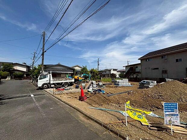 【現地外観写真】周辺には商業施設が充実した、日々の生活に快適な住環境です♪