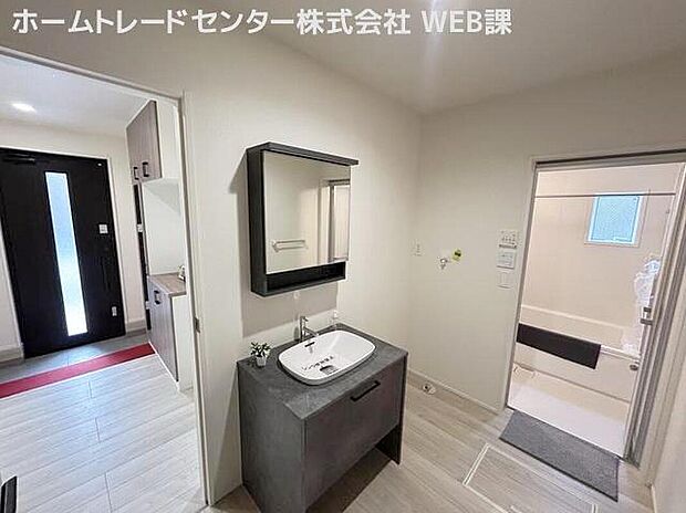 【洗面台・洗面所】◆スタイリッシュな洗面化粧台♪玄関からも近く、帰宅後の手洗いがスムーズ。お洒落な住空間で毎日の身支度も心地よくスタートできます♪
