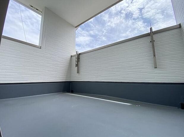 【バルコニー】インナーバルコニーは屋根もあるので外出時の突然の雨でも慌てずに済みますね♪