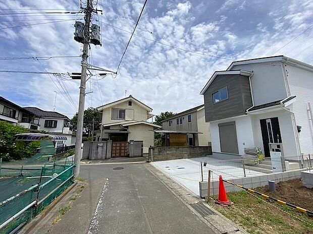 【前面道路含む現地写真】一戸建ての大きなメリットは、「自分の土地」を自由に使えること。好きなペットが飼えるほか、ガーデニングやＤＩＹ、車やバイクの手入れなど様々な趣味を楽しめます♪