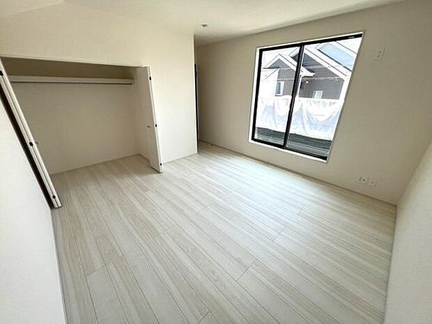 【リビング以外の居室】クローゼットを備えた洋室は衣類や小物をすっきり収納可能。居住スペースを有効活用できるため、お部屋をより広くお使いいただけます。