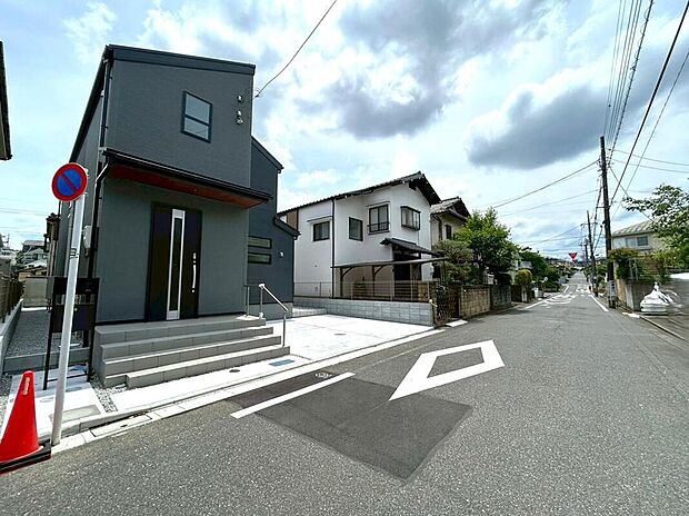【前面道路含む現地写真】めじろ台駅まで徒歩10分という利便性を持ちながら、現地は閑静な住宅街です。お写真からも伝わる広く青い空が、住まう人の心にゆとりをもたらしてくれます。