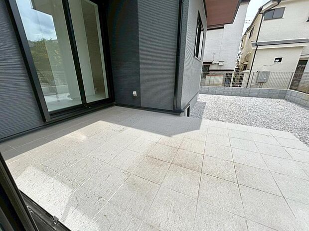 【庭】ゆとりあるテラスでは、ご家族でBBQを楽しんだり、夏にはお子様とプール遊びをしたりと、ワクワクする楽しみが広がりますね。