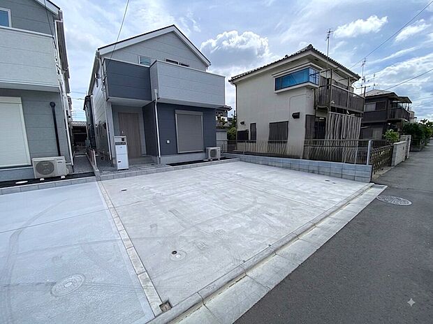 【前面道路含む現地写真】５号棟　☆飯田グループホールディングス唯一の販売専門会社のホームトレードセンターの社員が直接、当物件をご案内いたします。見学希望、資料請求等、お気軽にお問い合わせくださいませ♪