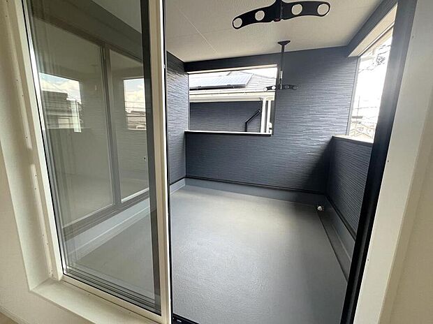 【バルコニー】雨や直射日光をガードする屋根付き仕様。お出かけ時のお洗濯も安心で、日々の暮らしにゆとりを生み出します。