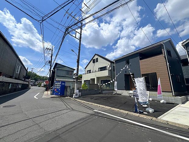 【前面道路含む現地写真】３号棟☆住人以外の車の進入も少なく、小さなお子様を持つご家庭にも安心。カースペースを広く確保したので、愛車のお手入れもしやすくなっております。資料送付・ご見学即対応！お気軽にお問い合わせください♪