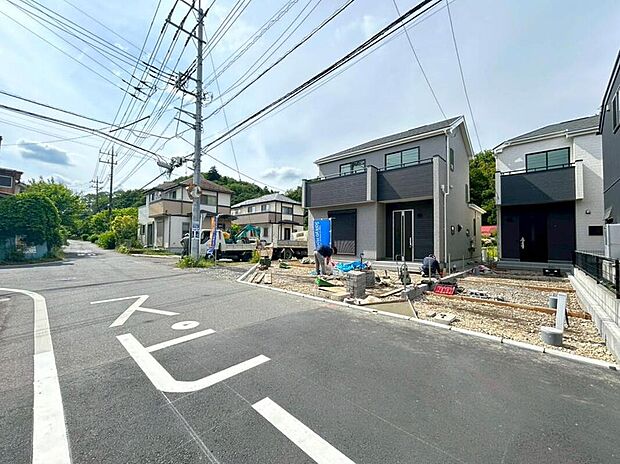 【前面道路含む現地写真】◆南面道路に面した邸宅は前面に遮るものが何もないため、1日を通して日当たり良好！洗濯物もスッキリ乾きそうです。お家の中はいつでもポカポカ暖かく、過ごしやすい室内に。