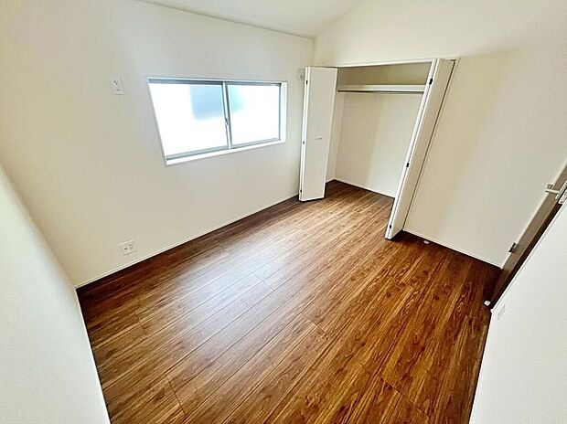 【リビング以外の居室】充分な広さの収納を備え、採光良好な洋室は、快適空間。プライベートの時間もゆったりお寛ぎ頂けそうです。
