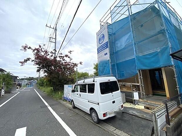 【前面道路含む現地写真】現地は穏やかな街並みに包まれた落ち着きある住環境。陽当たりや風通しの心地よさなど、実際に足を運ぶことで感じられる魅力が広がっています。