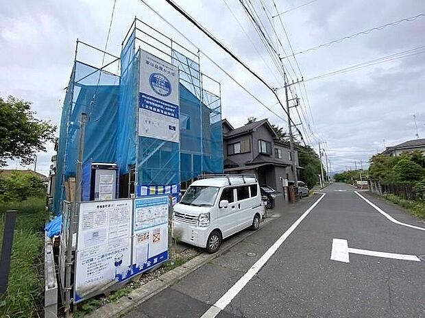 【前面道路含む現地写真】資料送付・ご見学即対応！建築中ではございますが、あまり見られない工事中のお家を覗けるチャンスです♪断熱材の張り方、工法の細かな部分などご案内させていただきます！！
