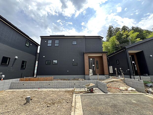 【現地外観写真】耐震性・省エネ性に優れた長期優良住宅！パントリーやWICがあり、各居室にも収納スペースが充実♪
