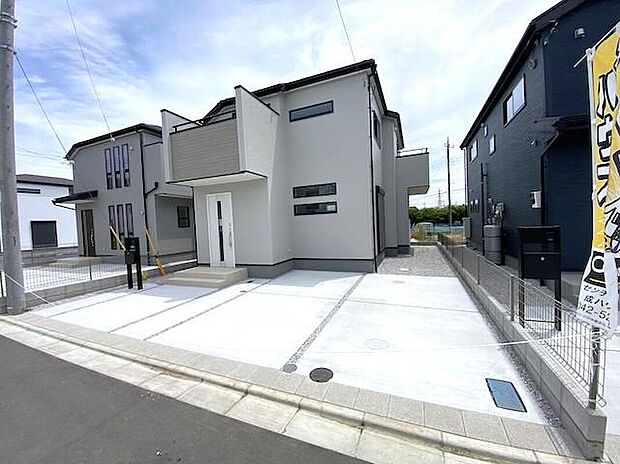 【現地外観写真】13号棟　洗練された外観デザインが街並みに映える住まい。ゆとりある敷地計画とスタイリッシュな佇まいが魅力。