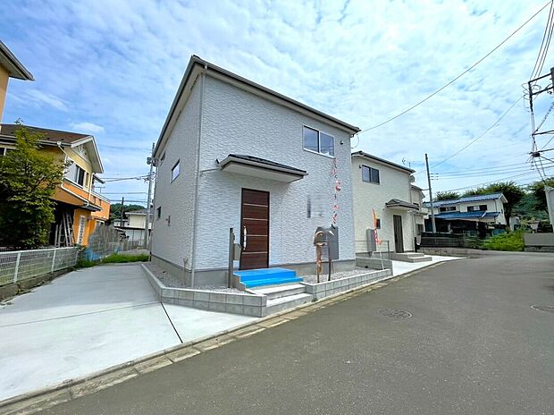 【前面道路含む現地写真】四季の移り変わりを感じられる贅沢な空間♪緑の潤いを感じられる環境でホッと生活できそうです。
