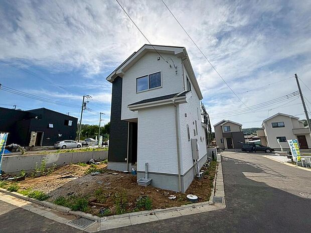 【現地外観写真】静かな住宅街に佇む、落ち着きのある住まい。程よい距離感が心地よく、穏やかで安心感のある暮らしがここから始まります。