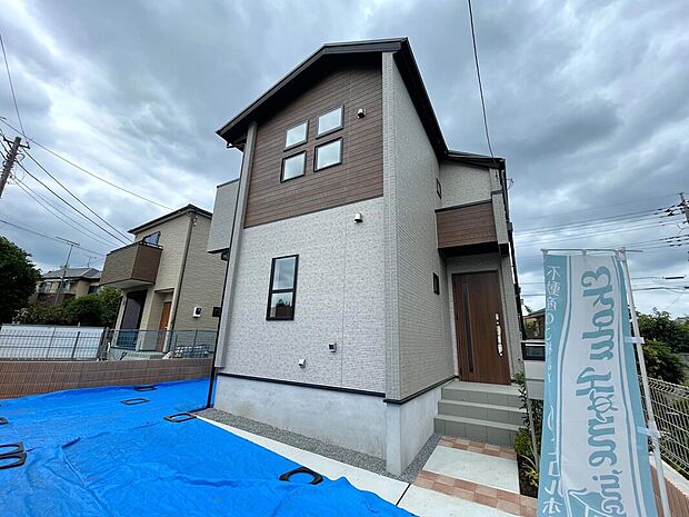 【現地外観写真】2号棟　休日にご家族揃ってご見学はいかがでしょうか♪実際の現地を見てみると図面などではわからない、新たな発見もありますのでまずはお気軽にお問い合わせください！