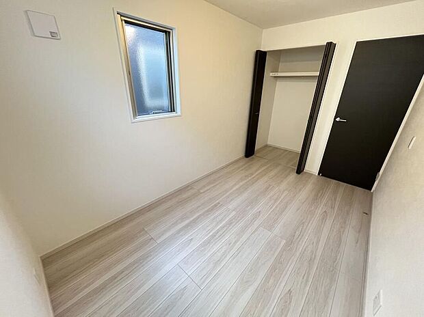 【リビング以外の居室】☆2号棟☆全居室収納付きで住空間を有効活用！