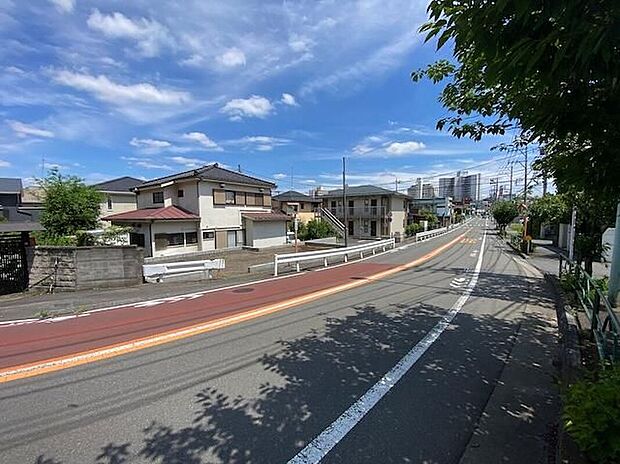 【前面道路含む現地写真】駐車スペース2台可能（車種による）開放感のある角地に位置し、陽当たりや風通しにも恵まれた快適な住環境です♪
